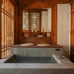 Luxury hanok with private foot bathtub - SN10
