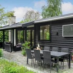 2 Bedroom Cozy Home In Dronningmølle