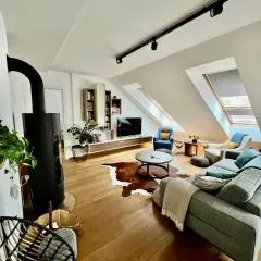 BL - The Penthouse, 24hr Self Check-in, 2 Bedrooms, Fireplace, AC, Panoramic View from main Balcony, 3-minute walk to City Center