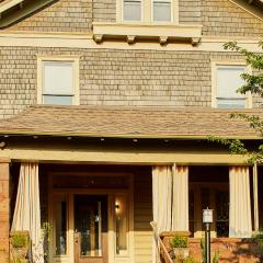 Charles on 11th - Beautifully Restored Historic Southside Home, Walkable, Perfect for Groups