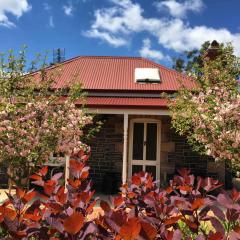 Randell Cottage - Adelaide Hills - Cosy Rustic Hideaway
