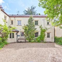 Bridge House with private hot tub, Coniston