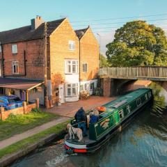 Hidden Gem Canal Facing Retreat with lovely walks