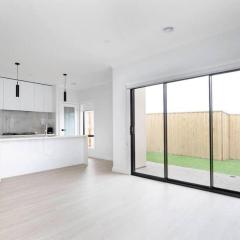 Modern and bright 3 bedroom home with free parking