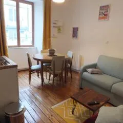 L'établissement TOIMOINOU, Hyper-centre, vue marché, proche mer 150m, lits faits à votre arrivée, serviettes de toilette, ménage, inclu, Netflix, accueil en personne