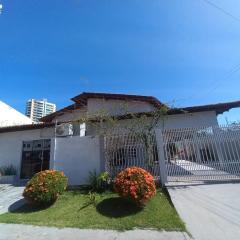 CASA COM PISCINA EM ÁREA NOBRE