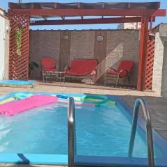 "Excelente Casa Pé na Areia com Piscina, Ampla Área de Lazer com Espaço Gourmet Externo, Deck Coberto com Churrasqueira e Cooktop, Cozinha Americana, Ampla Sala de Estar com Lindíssima Lareira, Smart TV 50", Wi-Fi e o Principal é muito Pertinho da Praia"
