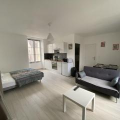 Appartement Rénové avec Cuisine Américaine et WIFI, Proche des Thermes Saint Roch - FR-1-541-32