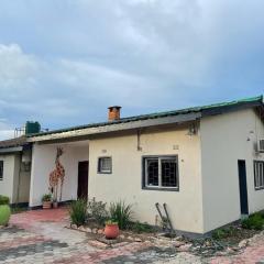 Reed Mat Lodge, Furnished Stand-alone 4 bedroomed house