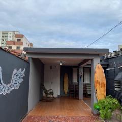 Casa 14 pessoas,5 quadras da praia, 2 vagas,Wifi,Ar condicionado