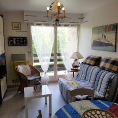 Charmant T2 avec Balcon, à 2 Pas de l'Hippodrome de Cabourg, Parking Privatif - FR-1-487-290