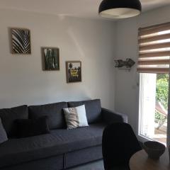 Studio Front de Mer avec Terrasse et Accès Direct Plage à Merville-Franceville - FR-1-487-329