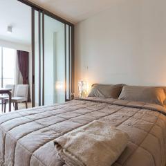 S39- 1 Bedroom Downtown Apt with Balcony and Pool