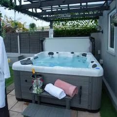 Wavecrest Cottage with Hot Tub Garden Sleeps 8