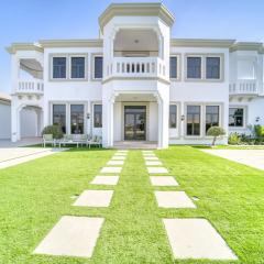 Signature 6BR Villa with Assistant Room and Private Pool in Frond F Palm Jumeirah by Deluxe Holiday Homes