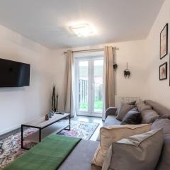 Cheerful 3 Bedroom house sleeps 7 in Peterborough