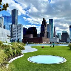 Modern Downtown Houston Condo Nightlife & Food Scene