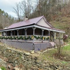 Plum Crooked Poets Cottage - Walk to Town - Luxury King Bed - Near Asheville - Excellent Wi-Fi