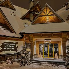 DWOREK MYŚLIWSKI HUBERT-Tutaj czeka na ciebie oszczędność & komfort & najlepsza lokalizacja, Jesteśmy przy samych Termach Bania i Stoku Narciarskiego Kotelnica, Na miejscu wypożyczalnia nart, rowerów w atrakcyjnej cenie dla gości oraz darmowy parking