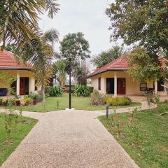Beautiful bungalow with a communal outdoor pool and 2 km from the sandy beach