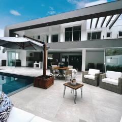 Casa moderna com piscina em Floripa - caminho das praias