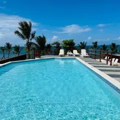 Lovely Beachfront 2 bedrooms condo with 2 pools