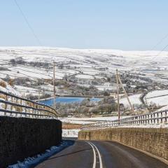 Stones Cottage Farm, nr Haworth, family friendly, work friendly, gaming barn, hot tub, free wifi, free parking, EV point