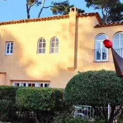 Casa con jardín a 30 metros de la playa. AT.