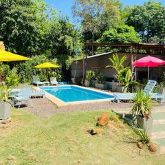 Tuchita House en Cataratas con piscina compartida parrilla, cochera