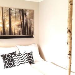 Appartment WALD byTILLY - kleines Studioappartement in den Hügeln über Velden - idyllische Waldrandlage - Dachterrasse mit Blick in den Garten - 3 Autominuten ins Zentrum und zum Wörthersee - mit Parkplatz - Waschmaschine & Trockner - WLAN - Smart TV