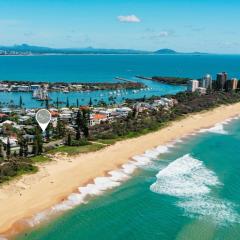 Beachfront Styled 2 BR Apt w Pool at Buddina