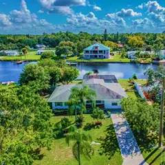Blue Heron House, Private 4 BR Waterfront w Heated Pool and Fire Pit
