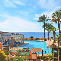 Dona Lola Micaela - fully equiped 1 bedroom ground floor beach front apartment with direct access to the beach of Calahonda - Costa del Sol - CS155