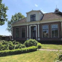 Statige boerderijwoning met vrij uitzicht en tuin