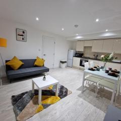 Cosy 2 Bedroom Apartment by ReeAni Stays with Wifi, Netflix & Private Parking