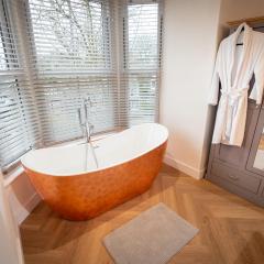 Luxury Pet-Friendly 2 Bed Retreat in Central Bowness with Copper Roll-Top Bath & Sun Terrace
