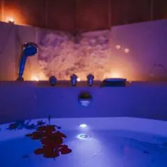 Preciosa casa-cueva con bañera