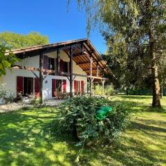 Villa au milieu des pins / bord du lac