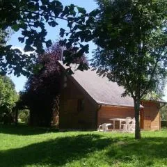 Chalets indépendants avec terrasse et jeux pour enfants à Mesples - FR-1-489-401