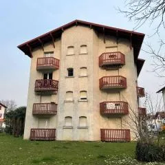 Studio confortable avec literie 140, cuisine équipée, parking à Cambo-les-Bains, sans internet - FR-1-495-120