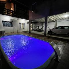 Casa com PISCINA, APENAS 350 metros da praia!