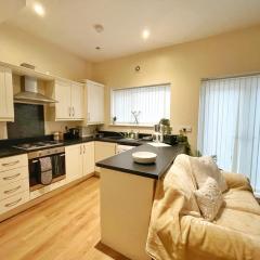 Townhouse close to Liverpool City Centre - 5 bedrooms, Sleeps 9!
