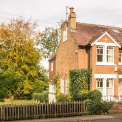 Midsomer Cottage- Spacious Victorian Cottage with parking & garden - Close to City and ring road