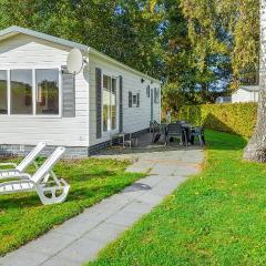 Nice Home In Heinkenszand With Wifi