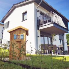 FerienHAUS Marta am Diemelsee im Sauerland mit eigener Sauna, Garten, Terrasse, Balkon und Blick auf den See