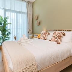 Stunning Apt Marina view with Balcony