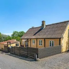 Three-Bedroom Holiday Home In Klemensker