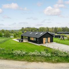 Beautiful Home In Glesborg With 7 Bedrooms And Wifi