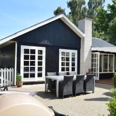 Beautiful Home In Juelsminde With 3 Bedrooms And Wifi