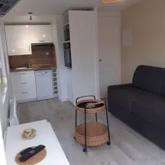 Studio Canapé convertible 2 pers avec jardin et parking clos